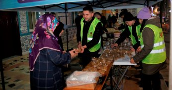 Büyükşehir 30 bin kişiye helva dağıttı