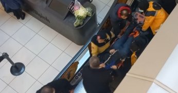 Anne ve kızı AVM’de yürüyen merdivenden düştü