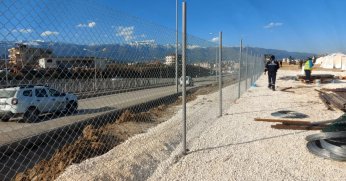 Defne’deki çadır kentin çevresine tel çit yapılıyor