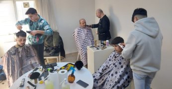 Depremzedelere berber ve kuaförlük hizmeti