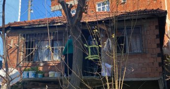 Gecekondu yangınında iki  kişi dumandan etkilendi
