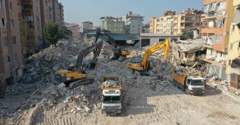 Büyükşehir’den, Defne’de enkaz kaldırma çalışması