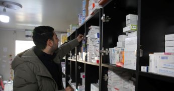 Defne’deki çadır kentte sahra eczanesi