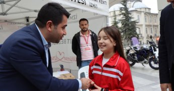 Bileklik ve kolyelerin  gelirini bağışladı