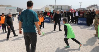 Bakan Akar, Büyükşehir’in çadır kentinde çocuklarla futbol oynadı