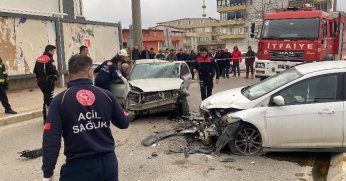 Refüjü geçip otomobille çarpıştı: 2 yaralı