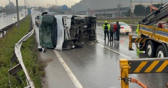 Servis midibüsü devrildi: 2 yaralı