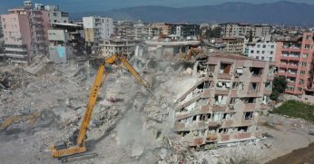 Büyükşehir, Hatay’da 51 binanın yıkımını yaptı