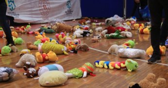 Basketbol maçında sahaya pelüş oyuncak yağdı