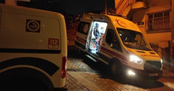 Babasına öfkelenip yumruk  attığı cam elini kesti