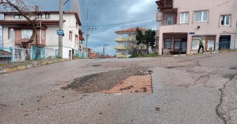 Caddenin bozulan kısmına bakım gerekiyor