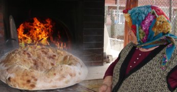 Köy ekmeği elinde  lezzet buluyor
