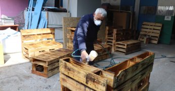 Deprem bölgesi için  mobilya üretiyorlar