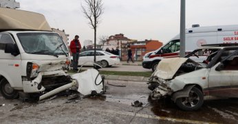 Pikap kamyonetle  çarpıştı: 4 yaralı