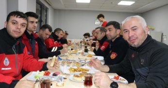 İtfaiye personeli, ilk  sahurunu nöbette yaptı