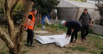 Depremzede aileye çadır desteği