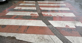 Yaya geçidi yeniden yapılmalı