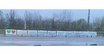 Kendini affettirmek için yolu pankartlarla donattı