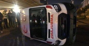 Otobüsle çarpışan ambulans yan yattı: 3 yaralı
