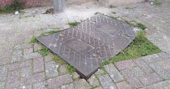 Kaldırımdaki sallanan kapak sabitlenmeli