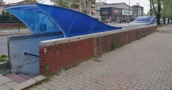 Altgeçit merdivenlerine çatı malzemesi konuldu