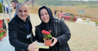 Büyükşehir’den mezarlıklarda çiçek dağıtımı