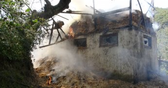 Çıkan yangında ahır küle döndü