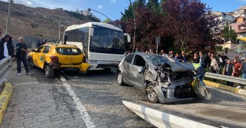 Freni patlayan midibüs 5 araca çarptı: 2 yaralı