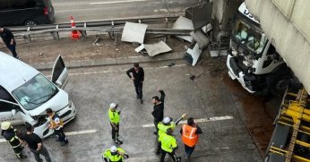 Tünel girişinde makaslayan tır trafiği felç etti