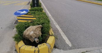 Sökülen trafik levhası yerine monte edilmeli