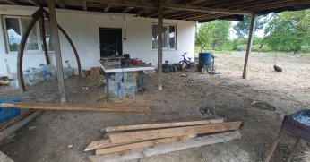 Evinin önünde odun keserken vuruldu