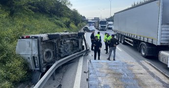 Lastiği patlayan araç takla attı: 2 yaralı