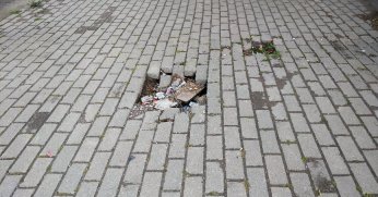 Çöken kaldırıma bakım gerekli