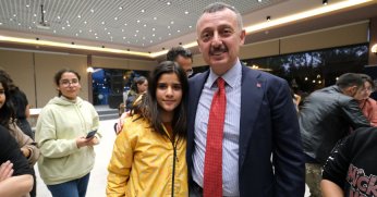 Misafir öğrencilere tablet hediye edildi