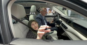 Büyükakın, 100 yaşındaki kadını Togg ile evine bıraktı