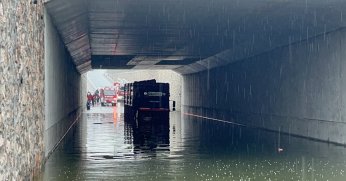 Suyla dolan alt geçitte mahsur kaldı