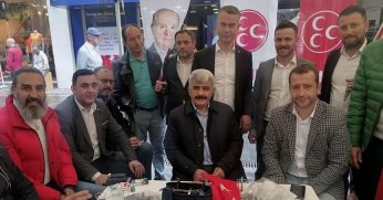 Hülagü’den MHP standına ziyaret