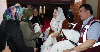 Hacı adayları hediyelerle uğurlandı