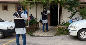 Kötü koku ihbarının yapıldığı evden ceset çıktı