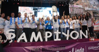 İzmit Belediyespor şampiyonluğu kutladı