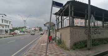 Eğilen tabela dikkat çekiyor