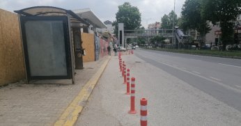 Anayol kenarına dubalar konuldu