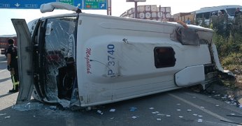 İşçi servisi tıra çarptı: 13 yaralı