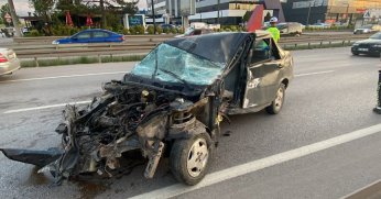 Otomobil bariyerlere çarptı: 1 yaralı