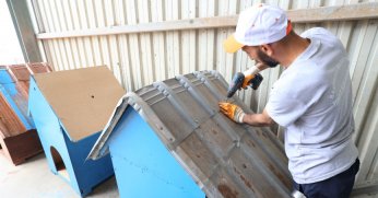 Atık malzemeler sokak hayvanlarına yuva oluyor