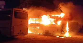 Park halindeki midibüs alev topuna döndü