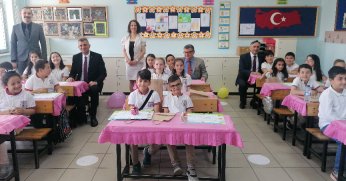 Öğrenciler karnelerini protokolden aldı