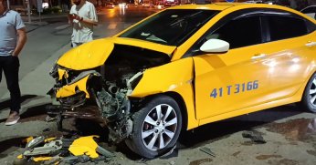 Ticari taksi ile otomobil çarpıştı: 1 yaralı
