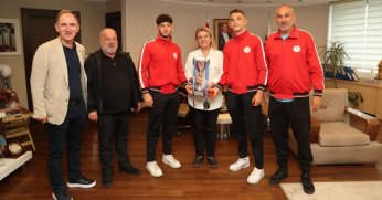 Hürriyet güreşçileri tebrik etti  