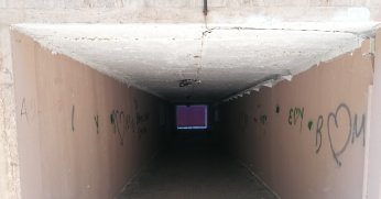 Temizlenen altgeçit,  sürekli kirletiliyor